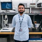狠狠干算法工程师林晓萌，戴眼镜，技术专家形象，专注 AI 目标拆解算法研发
